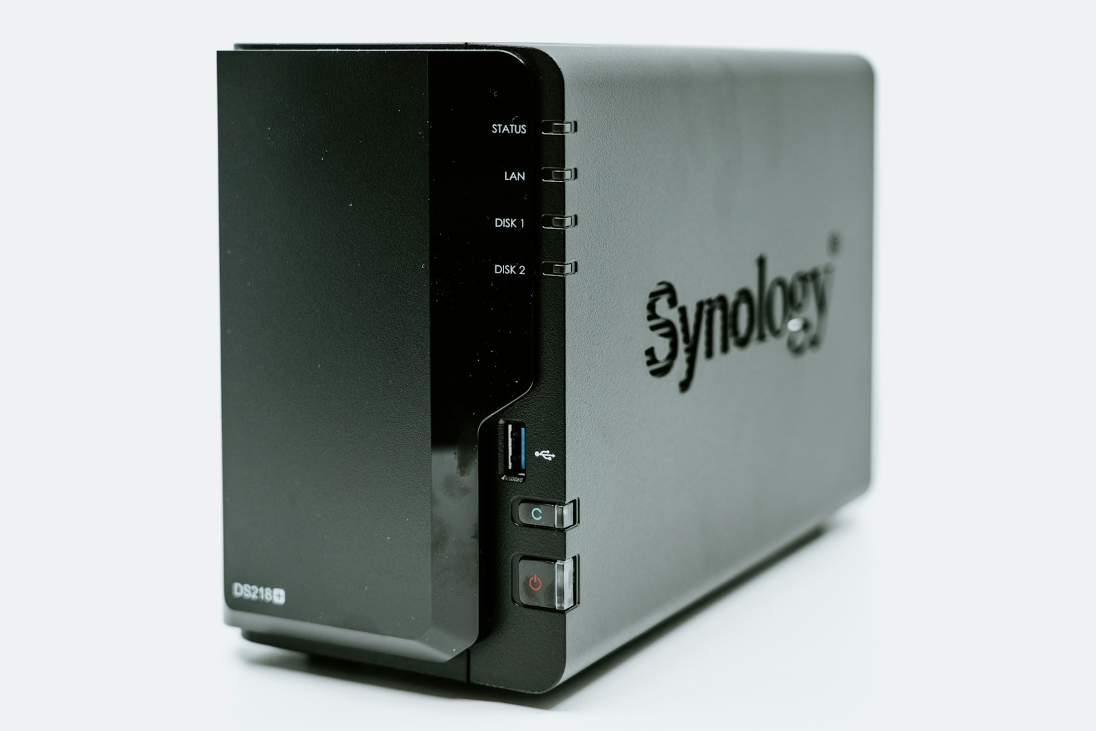 Compacte NAS voor bestanden en netwerkopslag thuis of op een klein kantoor