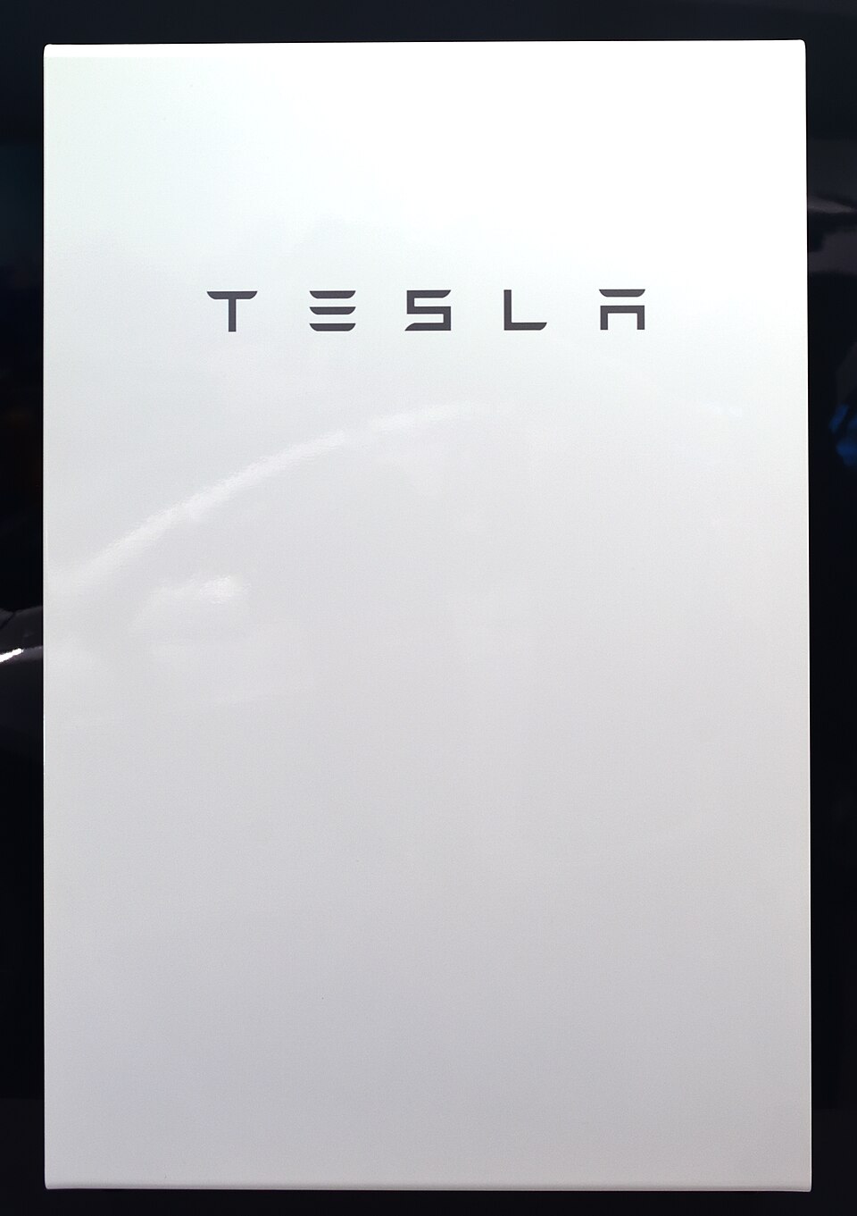 Een enkele witte Tesla Powerwall-thuisbatterij, ter illustratie