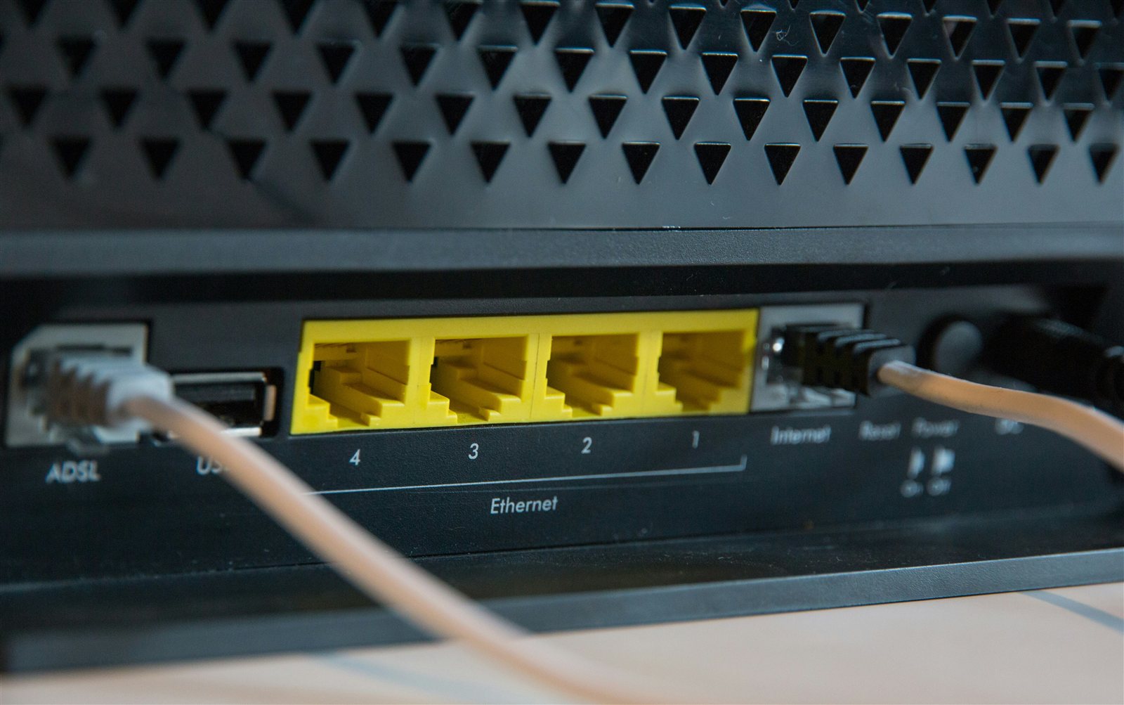 Netwerkaansluitingen aan de achterkant van een router